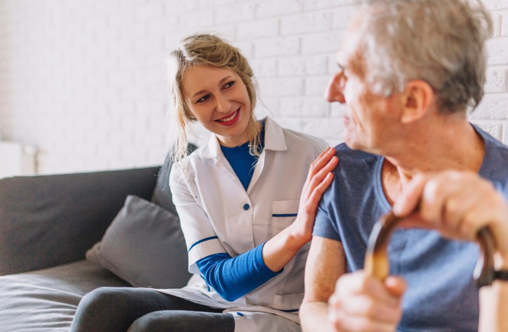 Pflegerin kümmert sich um Senior